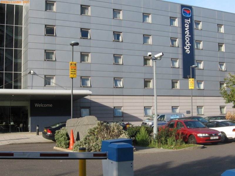 wezittenverspreiddoorhetgebouwintravelodge.jpg