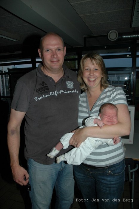 Roland en Jolanda - Trotse ouders van Tess, poseren tijdens de afscheidsbarbecue van 29 augustus 2009.jpg