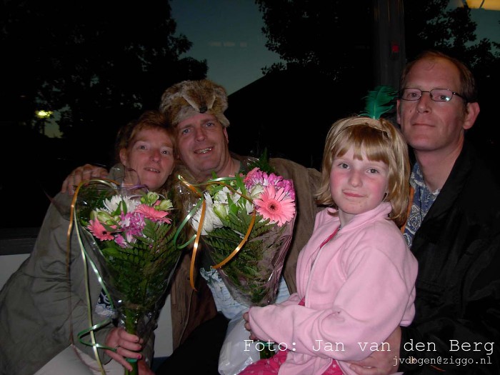 Stefan, Angela en Carmen - Na de laatste avond-vierdaagse poseren zij trots voor een foto.jpg